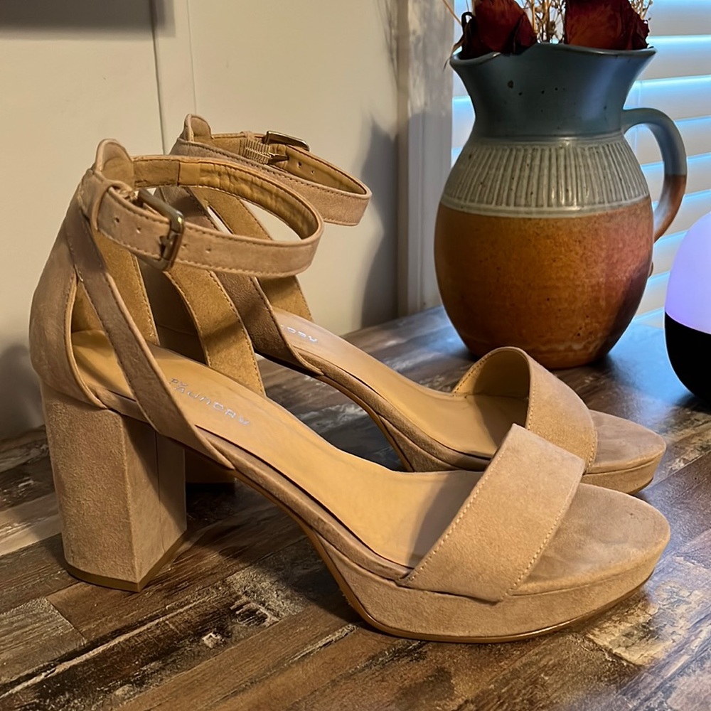 Beige/cream suede heel